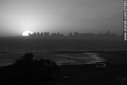 Puesta de sol recortando la Península - Punta del Este y balnearios cercanos - URUGUAY. Foto No. 27283