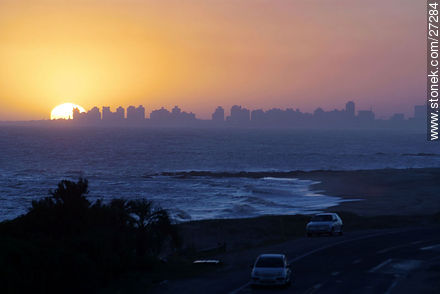 Puesta de sol recortando la Península - Punta del Este y balnearios cercanos - URUGUAY. Foto No. 27284
