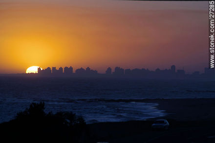 Puesta de sol recortando la Península - Punta del Este y balnearios cercanos - URUGUAY. Foto No. 27285