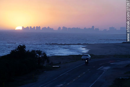 Puesta de sol recortando la Península - Punta del Este y balnearios cercanos - URUGUAY. Foto No. 27287