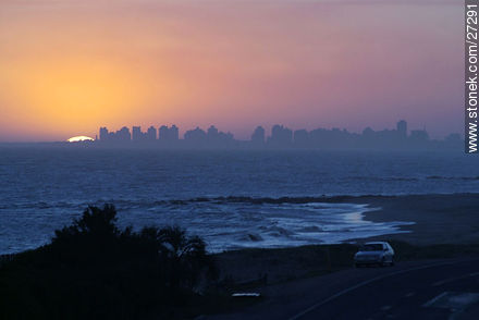 Puesta de sol recortando la Península - Punta del Este y balnearios cercanos - URUGUAY. Foto No. 27291