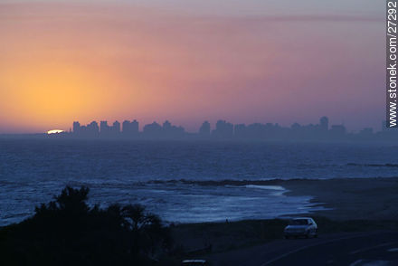 Puesta de sol recortando la Península - Punta del Este y balnearios cercanos - URUGUAY. Foto No. 27292