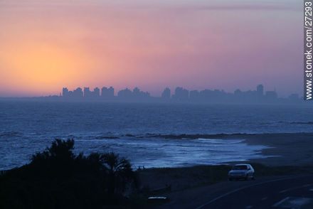 Puesta de sol recortando la Península - Punta del Este y balnearios cercanos - URUGUAY. Foto No. 27293