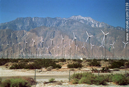 Windmills near the Rocky Mountains. -  - USA-CANADA. Foto No. 3139