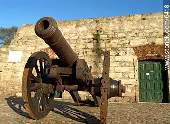Cannon in front of Las Bóvedas - Department of Montevideo - URUGUAY. Photo #6418