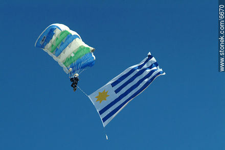 Bandera uruguaya descendiendo desde el cielo en paracaídas - Departamento de Montevideo - URUGUAY. Foto No. 6670