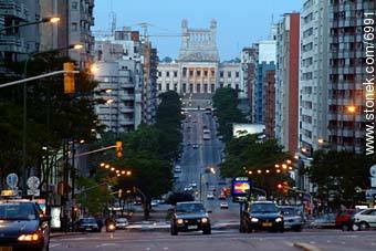 Avenida Libertador y Palacio Legislativo - Departamento de Montevideo - URUGUAY. Foto No. 6991