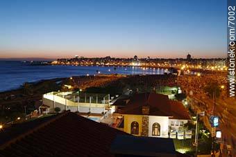 Vista aérea nocturna de Pocitos - Departamento de Montevideo - URUGUAY. Foto No. 7002