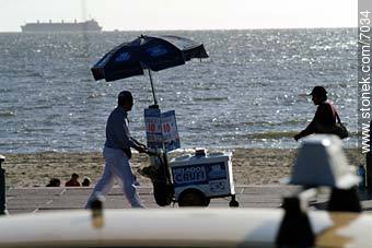 Ice-cream man - Department of Montevideo - URUGUAY. Photo #7034