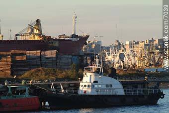 Puerto de Montevideo - Departamento de Montevideo - URUGUAY. Foto No. 7039