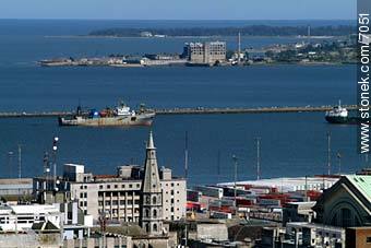 Parroquia San Francisco y bahía de Montevideo - Departamento de Montevideo - URUGUAY. Foto No. 7051