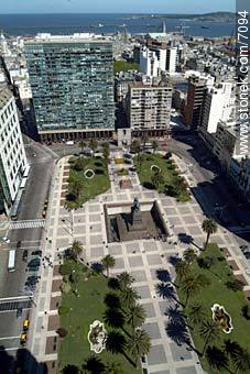 Plaza Independencia desde el Palacio Salvo - Departamento de Montevideo - URUGUAY. Foto No. 7094