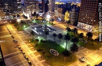 Plaza Independencia de noche - Departamento de Montevideo - URUGUAY. Foto No. 7124