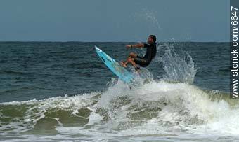 Surfeando en Playa Brava - Punta del Este y balnearios cercanos - URUGUAY. Foto No. 6647