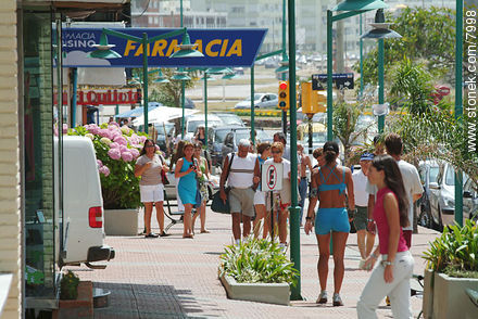 Turistas paseando por la Avenida Gorlero - Punta del Este y balnearios cercanos - URUGUAY. Foto No. 7998