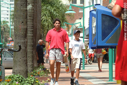 Turistas en la avenida Gorlero - Punta del Este y balnearios cercanos - URUGUAY. Foto No. 8000