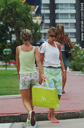Señora de compras - Punta del Este y balnearios cercanos - URUGUAY. Foto No. 8048