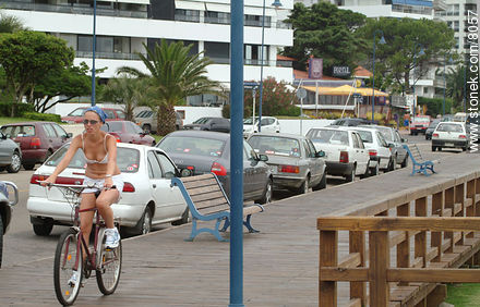 En bicicleta por la rambla - Punta del Este y balnearios cercanos - URUGUAY. Foto No. 8057