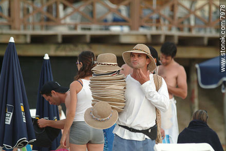 Vendedor de sombreros - Punta del Este y balnearios cercanos - URUGUAY. Foto No. 7978