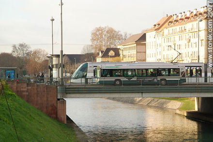 Tranvía sobre puente de la rue de la 1ère Armée - Región de Alsacia - FRANCIA. Foto No. 29077