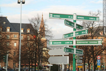 Letreros con las direcciones y distancias a distintas ciudades del mundo. - Región de Alsacia - FRANCIA. Foto No. 29080