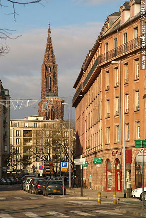 Rue de la Brigade Alsace-Lorraine. Al fondo asoma la catedral de Estrasburgo. - Región de Alsacia - FRANCIA. Foto No. 29082