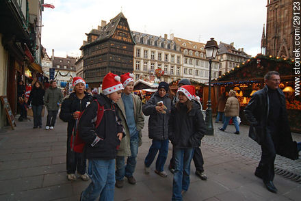 Jóvenes con gorros navideños - Región de Alsacia - FRANCIA. Foto No. 29123
