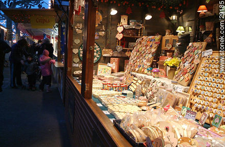 Feria de Navidad en Estrasburgo. Adornos de madera. - Región de Alsacia - FRANCIA. Foto No. 29185