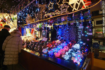 Feria de Navidad en Estrasburgo. Girnaldas y luces de Navidad. - Región de Alsacia - FRANCIA. Foto No. 29201