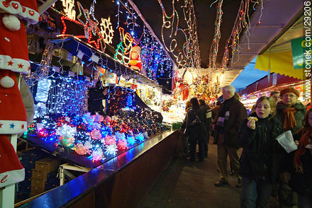 Feria de Navidad en Estrasburgo. Girnaldas y luces de Navidad. - Región de Alsacia - FRANCIA. Foto No. 29206