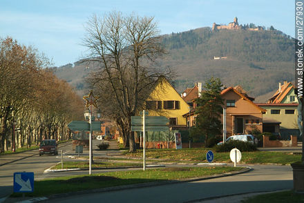 Saint-Hippolyte. Al fondo el castillo  Haut-Koenigsbourg - Región de Alsacia - FRANCIA. Foto No. 27930