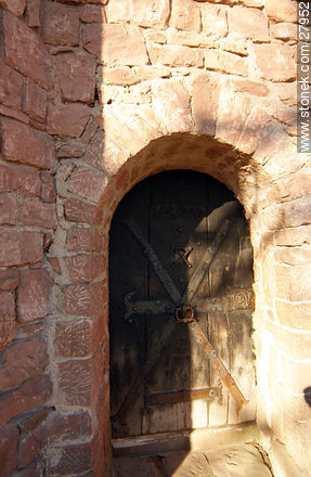 Haut-Koenigsbourg castle. Old door. - Region of Alsace - FRANCE. Photo #27952
