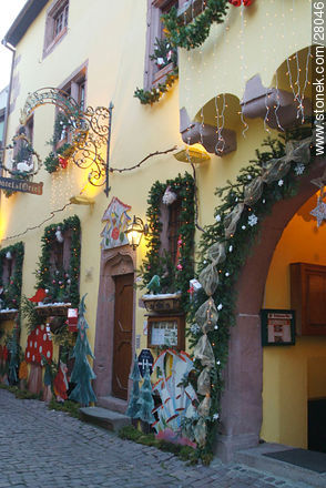 Casas y comercios de Riquewihr con adornos navideños - Región de Alsacia - FRANCIA. Foto No. 28046