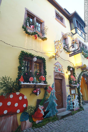 Hotel à l'Oriel. Casas y comercios de Riquewihr con adornos navideños - Región de Alsacia - FRANCIA. Foto No. 28047