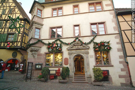Casas y comercios de Riquewihr con adornos navideños - Región de Alsacia - FRANCIA. Foto No. 28049