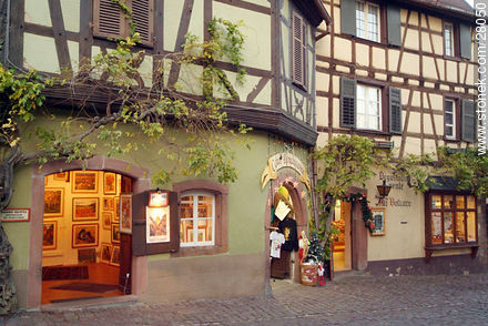 Casas y comercios de Riquewihr con adornos navideños. Galería de arte. - Región de Alsacia - FRANCIA. Foto No. 28050