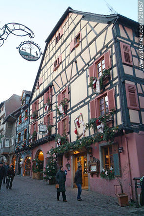 Casas y comercios de Riquewihr con adornos navideños - Región de Alsacia - FRANCIA. Foto No. 28067