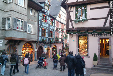 Casas y comercios de Riquewihr con adornos navideños - Región de Alsacia - FRANCIA. Foto No. 28069