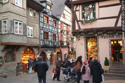 Casas y comercios de Riquewihr con adornos navideños - Región de Alsacia - FRANCIA. Foto No. 28070