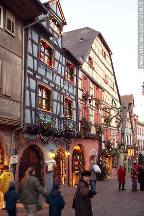 Casas y comercios de Riquewihr con adornos navideños - Región de Alsacia - FRANCIA. Foto No. 28078