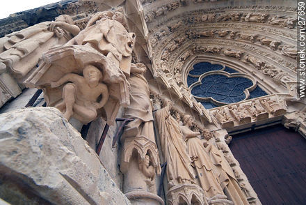 Puerta de la Catedral de Reims. Templo del siglo XIII -  - FRANCIA. Foto No. 27659