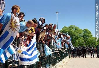 Espera del arribo de la selección al Estadio Centenario -  - URUGUAY. Foto No. 1461