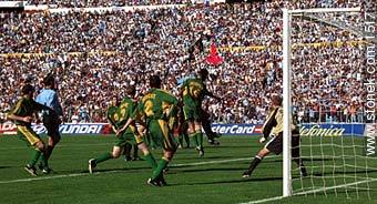 El segundo gol, cabeza de Morales -  - URUGUAY. Foto No. 1517
