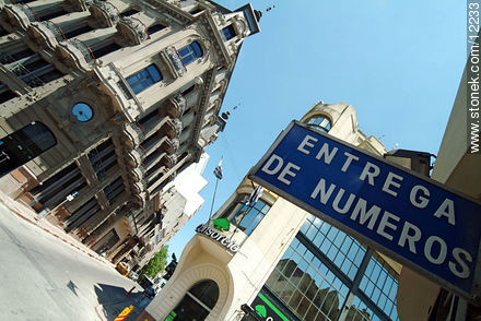 A la izquierda la sede del BID, ex hotel Colón. - Departamento de Montevideo - URUGUAY. Foto No. 12233