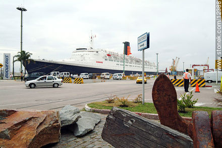 El buque Queen Elizabeth 2 en el puerto de Montevideo - Departamento de Montevideo - URUGUAY. Foto No. 12388