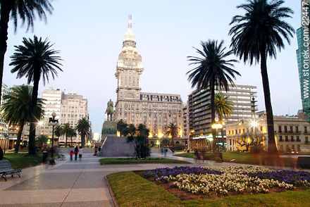 Independence Square and Salvo Palace - Department of Montevideo - URUGUAY. Photo #22447