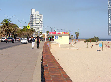 Playa Malvín. Rambla Rep. De Chile - Departamento de Montevideo - URUGUAY. Foto No. 22477