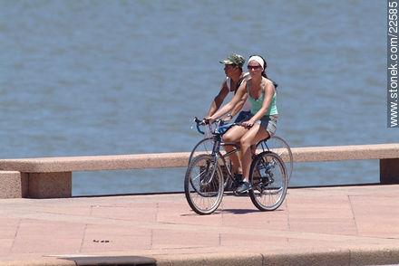 Ciclistas en la rambla Rep. Argentina - Departamento de Montevideo - URUGUAY. Foto No. 22585