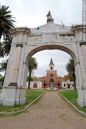 Colegio Pio en la Av. Lezica - Departamento de Montevideo - URUGUAY. Foto No. 22671