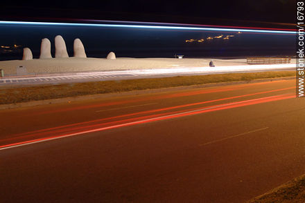 Los Dedos, la rambla y la playa en la noche - Punta del Este y balnearios cercanos - URUGUAY. Foto No. 16793
